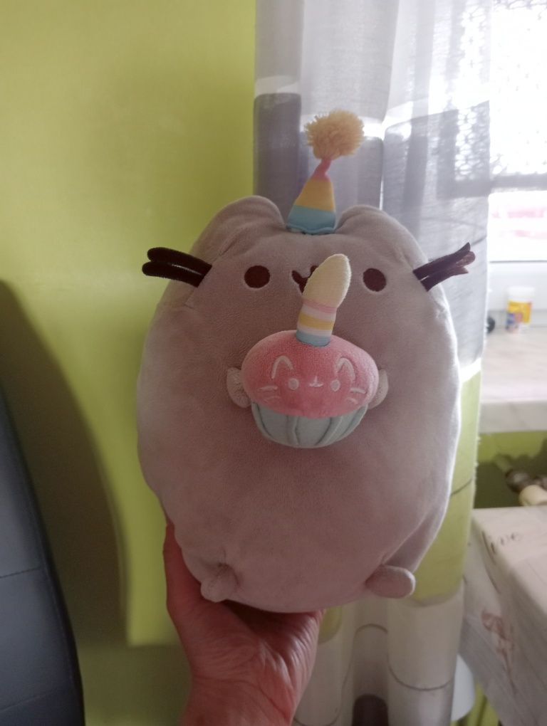 Maskotka pusheen z babeczką urodzinową z ciastkiem