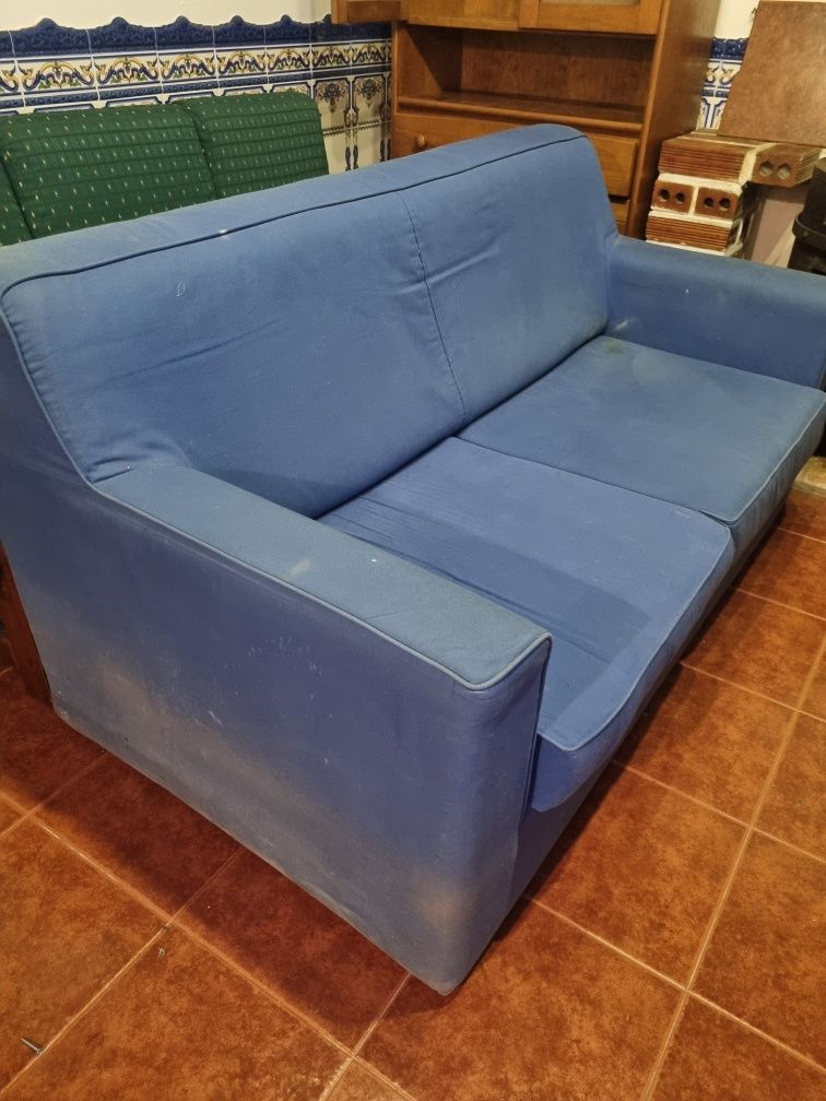 Sofa-cama em tecido azul
