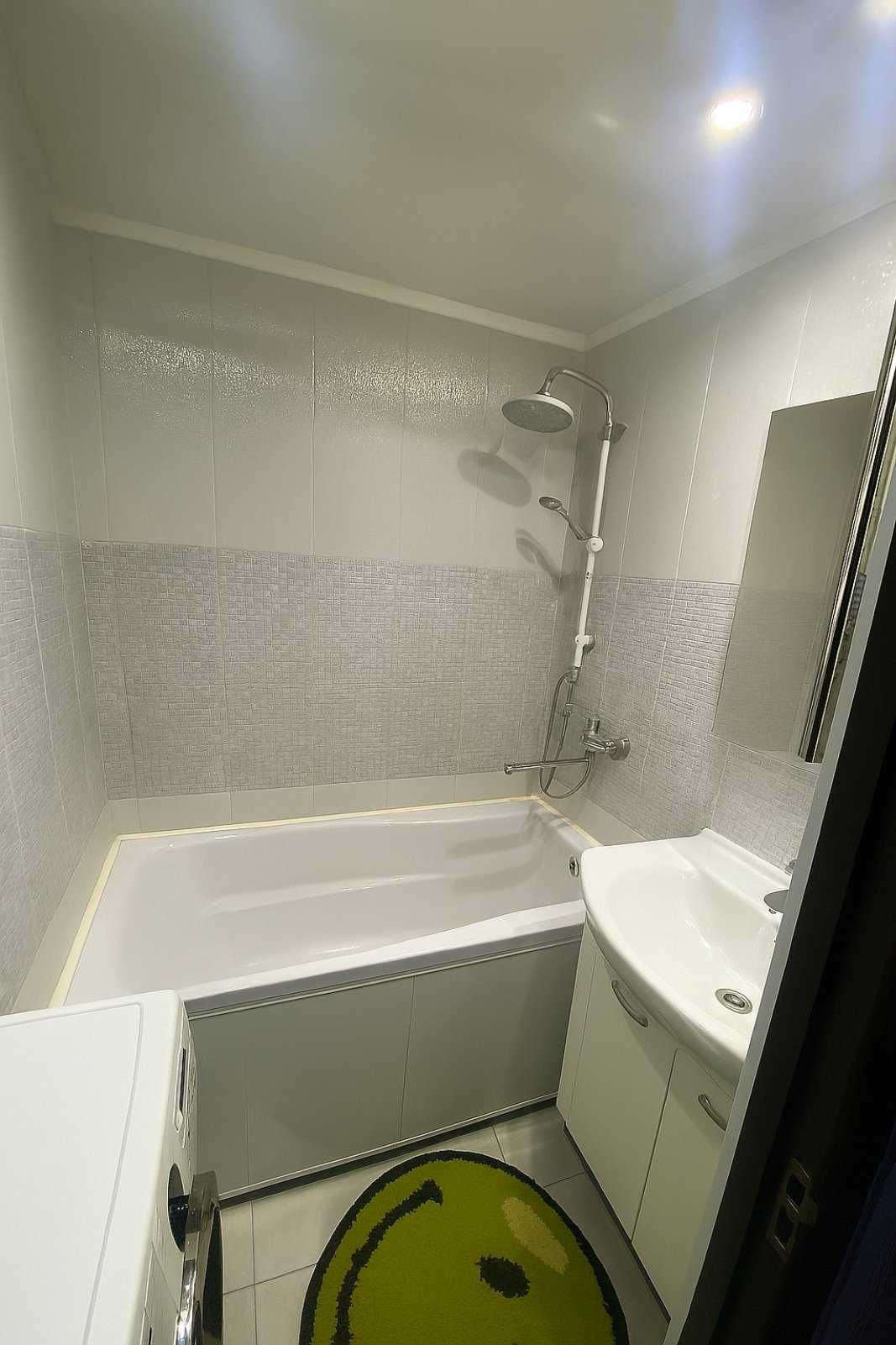 Продам 2 ком.кв на Шуменском 51 м.кв  кипичный дом 2эт.