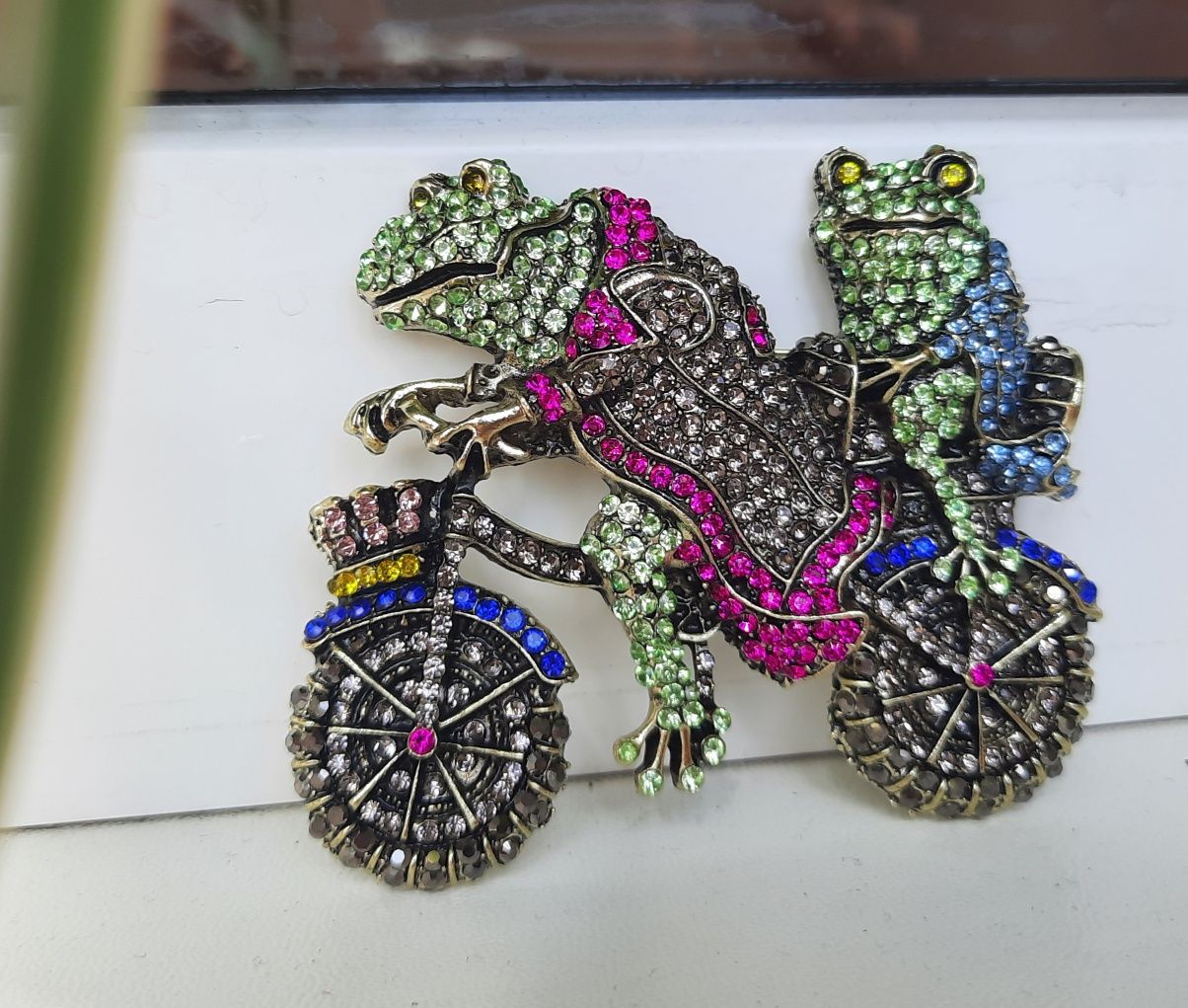 Брошка лягушка, зелена жабка, велосипед. Жаба. Вінтаж