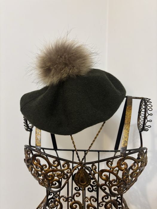 Szary beret z pomponem
