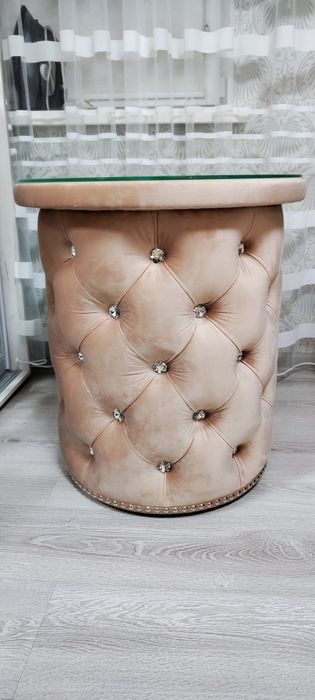 Столик в мягкой обивки с камнями