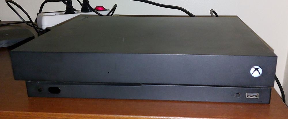 Xbox One X 1 TB + Cooler e Charger