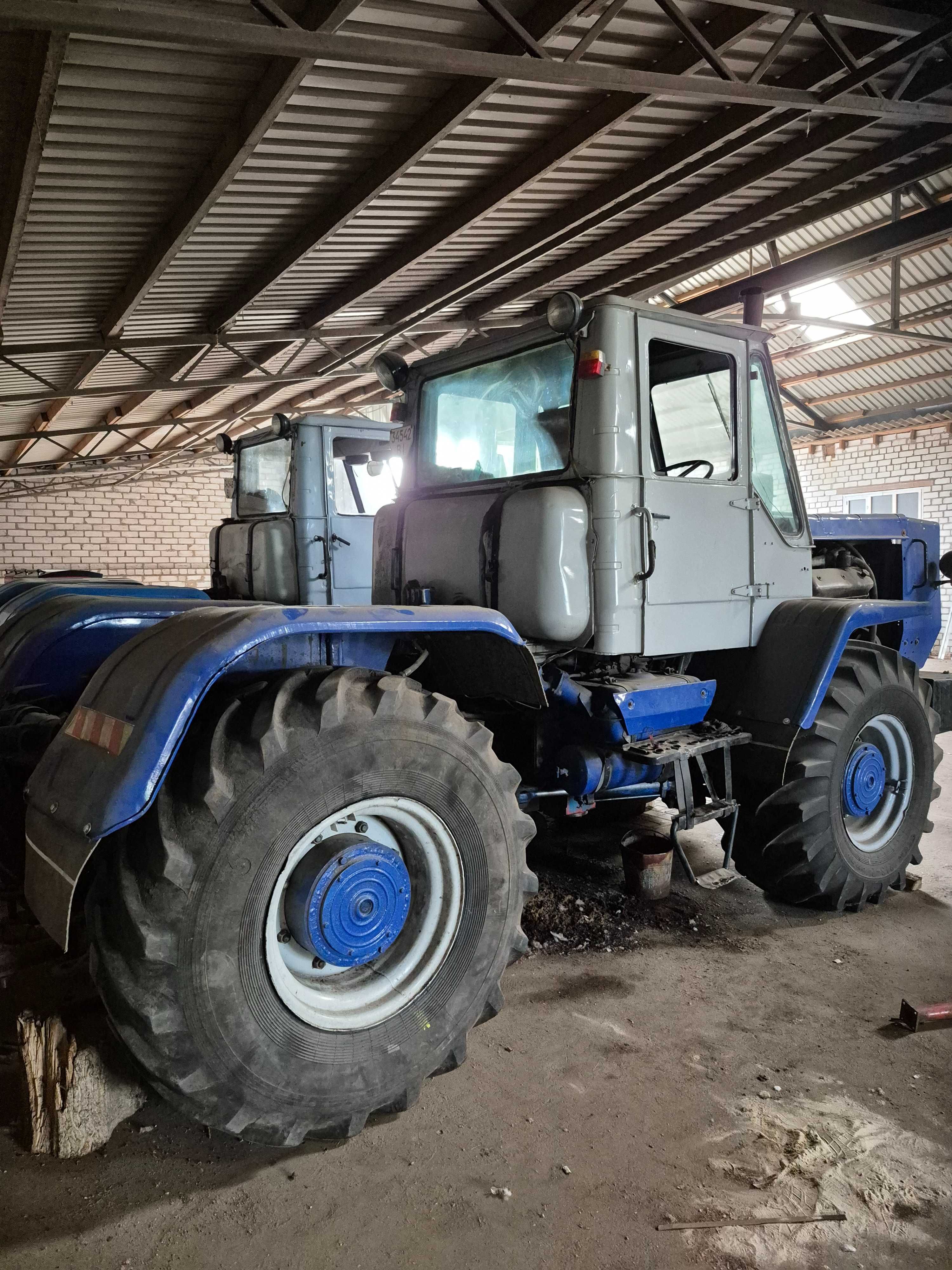 Трактор Т 150 з двигуном ЯМЗ 236 і плугом.