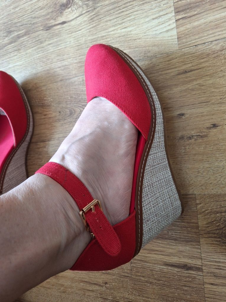 Nowe czerwone buty na koturnie 41