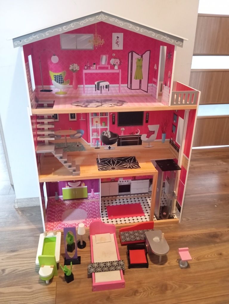 Duży drewniany domek dla lalek