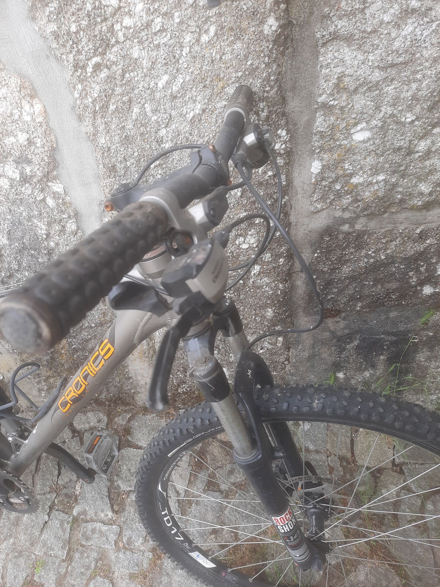 Bicicleta com suspensão total e travões de disco