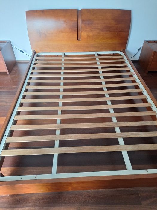 Cama de casal com oferta de estrado