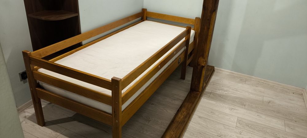 Łóżko sosnowe z materacem