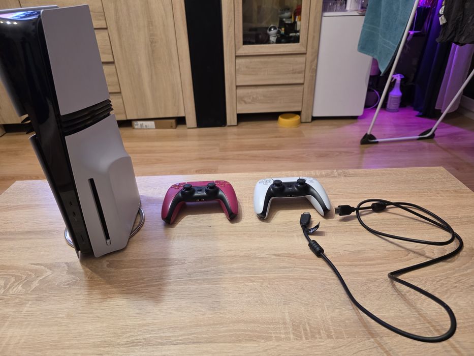 Playstation 5 Pro 2TB Zestaw z napędem ,2 Pady Gwarancja 03.2026