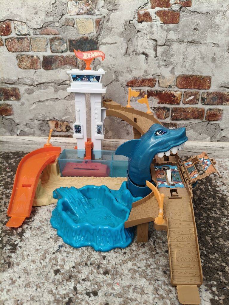 Ігровий трек Mattel Hot Wheels: Полювання на акулу