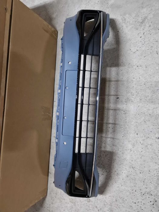 Передний бампер (стиль R-Line) на Volkswagen Passat B8 2014-2019 года.