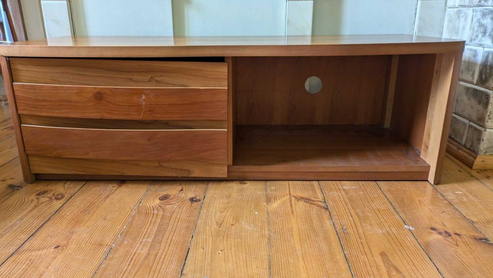 Szafka RTV w kolorze czereśni