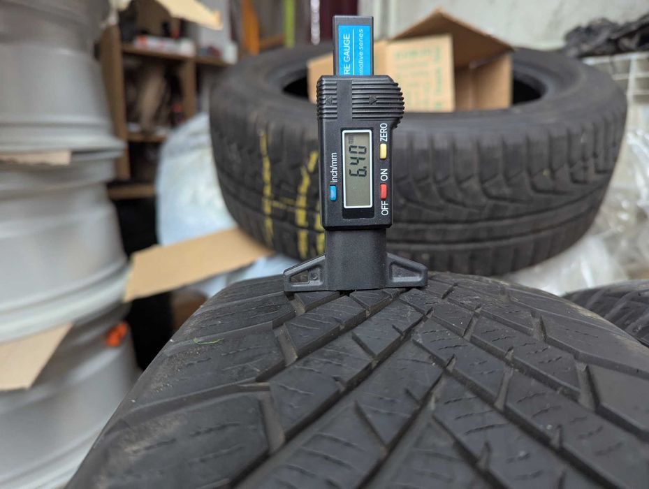 Зима 215/60R17 пара Yokohama BluEarth Winter V906 suv, ~6,5mm, 2023рік