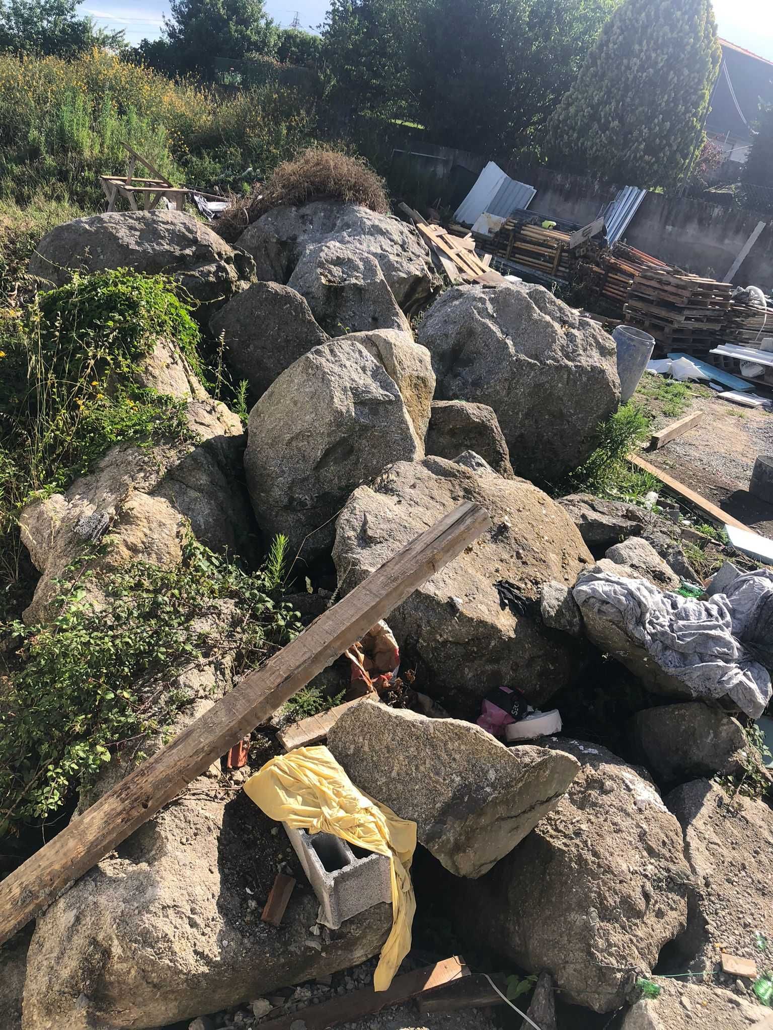 Ofereço pedras grandes de desaterro