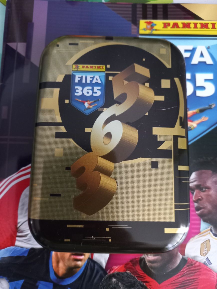 Puszka fifa 365 i 25 szt kart plus album na naklejki fifa 2024