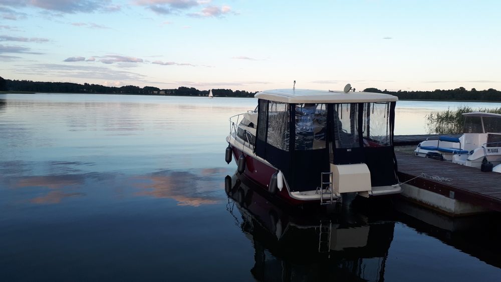 Bez patentu houseboat czarter wynajm łodzi Calipso 23 przeszkolenie gr