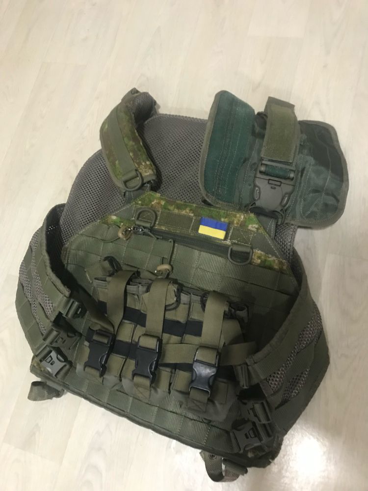 Продам плитоноску разгрузку. В подарок два турникета.