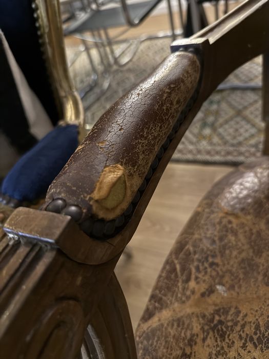 Cadeirao em madeira e pele capitonê