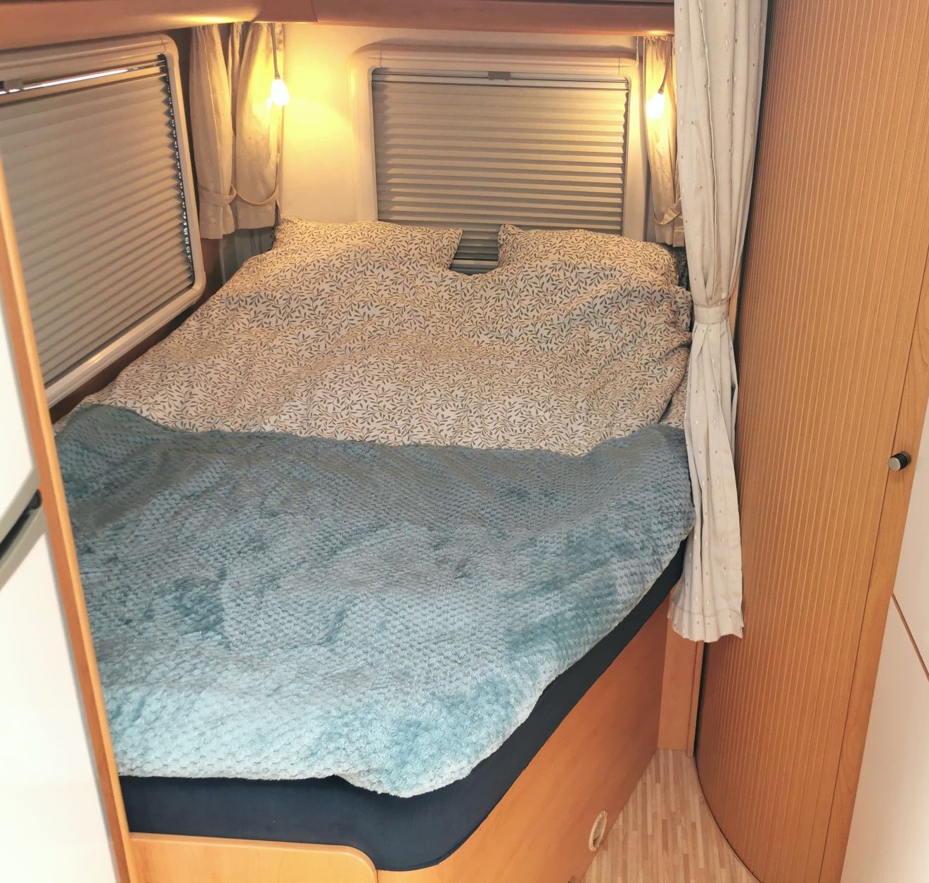 Wynajem kamper HYMER integra, Sierpień bez limitu kilometrów 4-osobowy