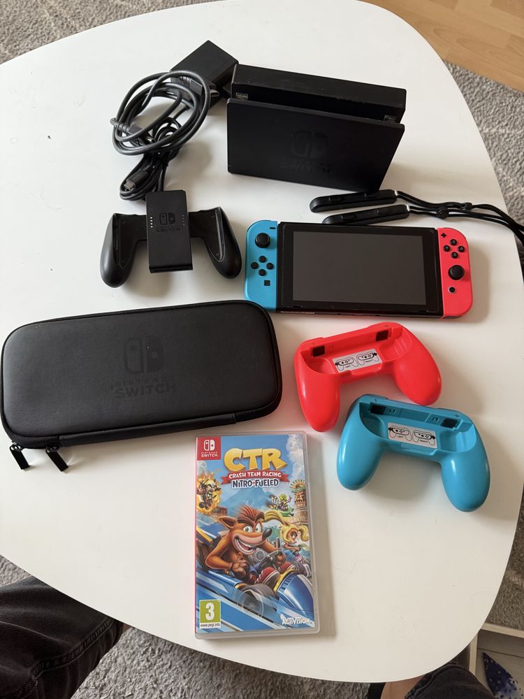 Nintendo Switch c/jogo + acessórios