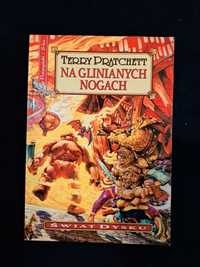 Terry Pratchett Na glinianych nogach