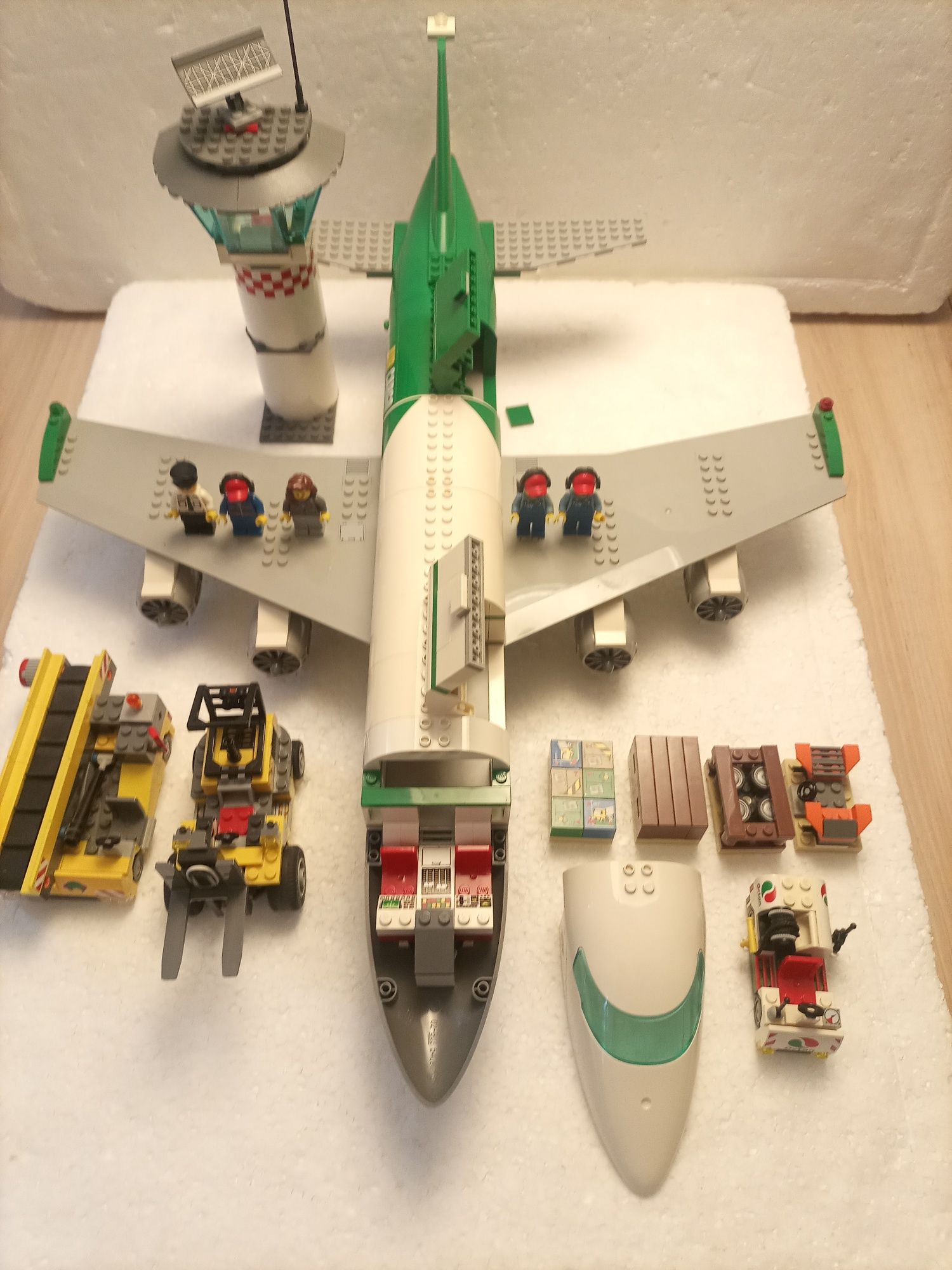 Klocki LEGO 60022 terminal cargo samolot lotnisko