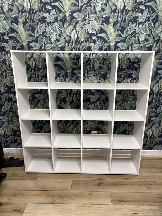 Regał z 16 półkami