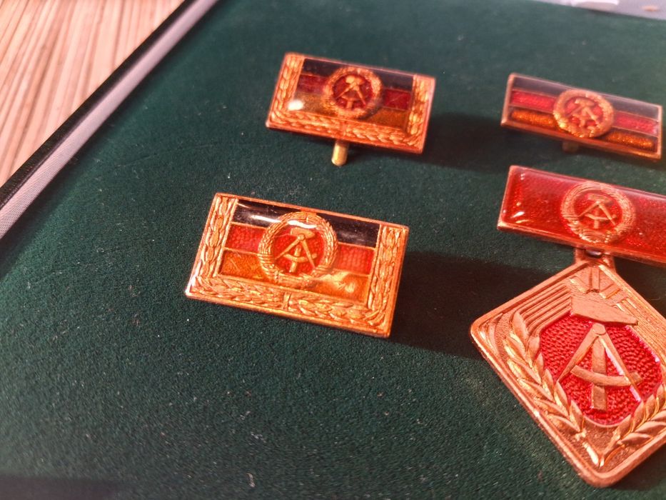 Medale i odznaczenia DDR 5 szt. + legitymacje okres PRL vintage