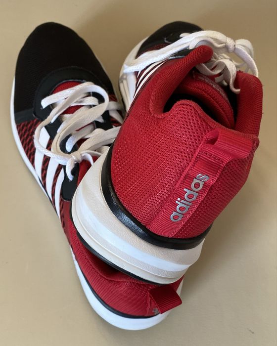 Кросівки Adidas.