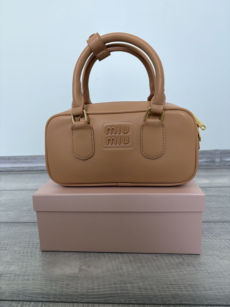 Сумка MiuMiu бежевого кольору