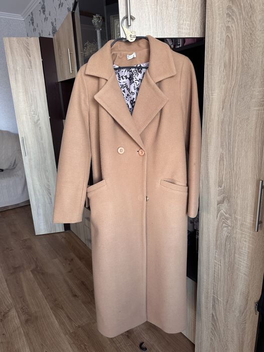 Пальто бежевого кольору, прямого крою