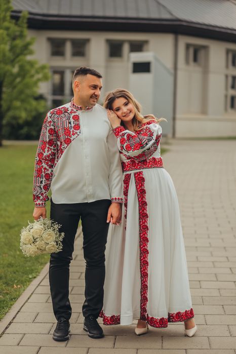 Продаю вишитий комплект плаття з шлейфом та чоловічою сорочкою