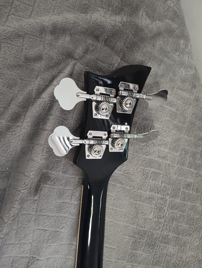 Gitara basowa typu Rickenbacker
