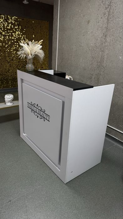 Стійка адміністратора в салон краси