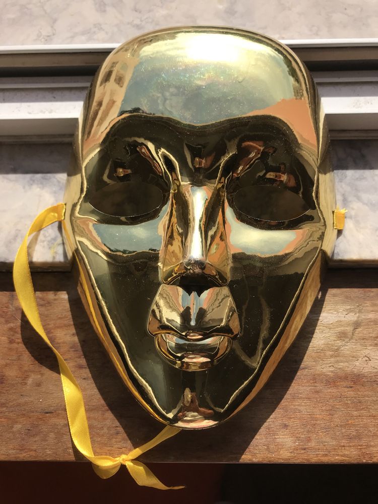 Máscaras douradas e prateadas em plástico (c/ elástico atrás)