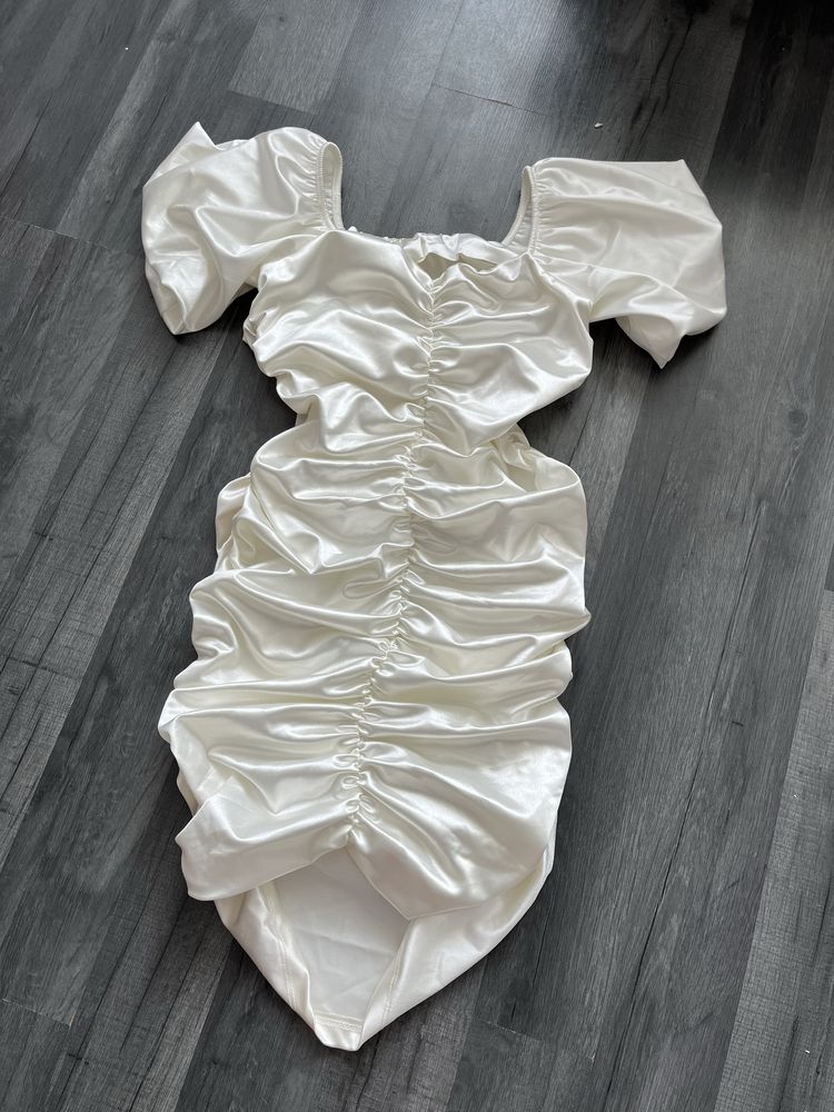 Elegancka sukienka z marszczeniami