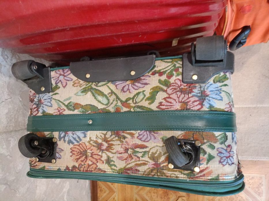 Чемоданы на колесах в наличии