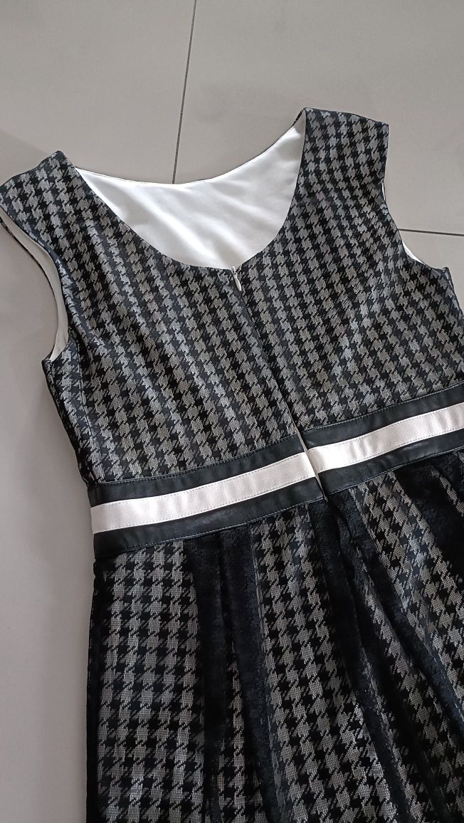 Sukienka koktajlowa w pepitkę czarno biała L XL