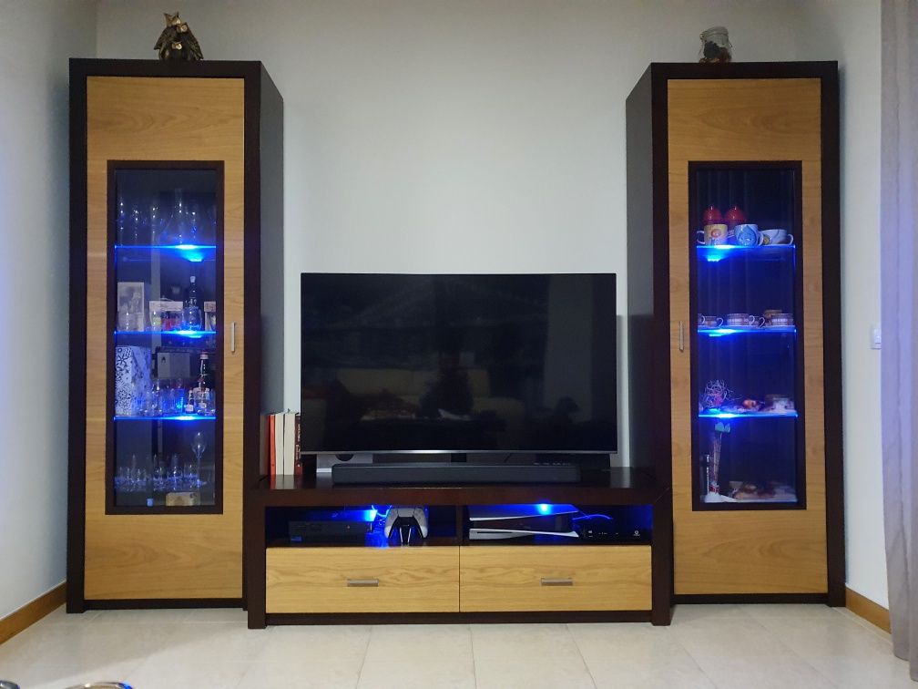 Vendo móvel TV com 2 vitrines