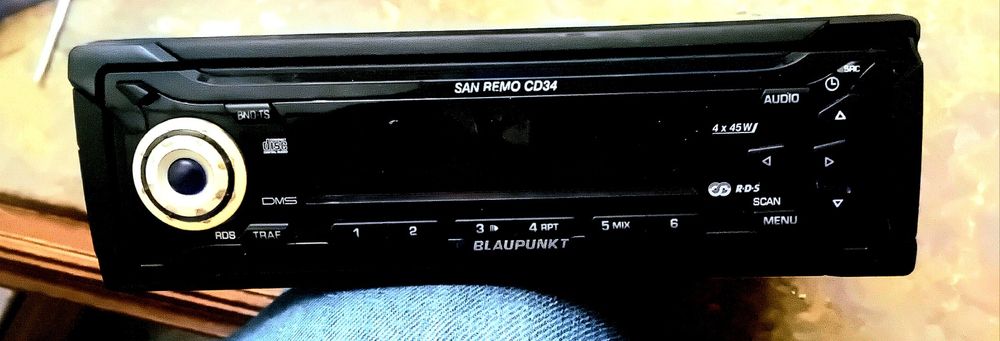 Auto radio blaupunkt desdobravel com entrada de cds  no interior 25eur