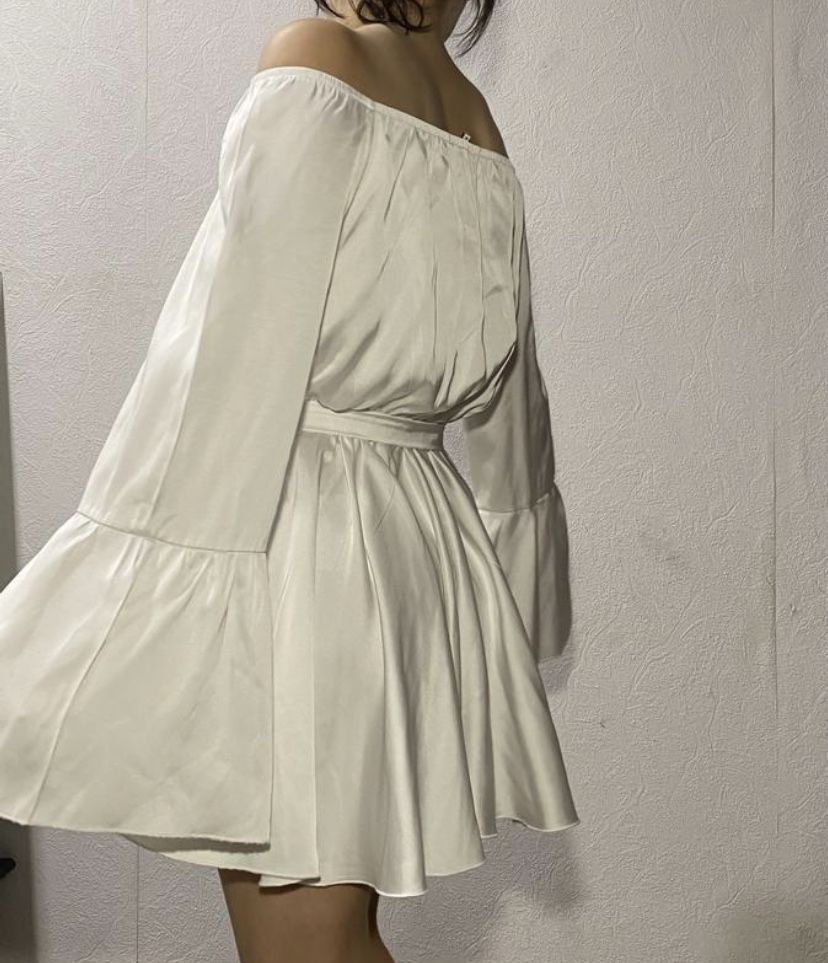 платье шелковое  с открытыми плечами и поясом