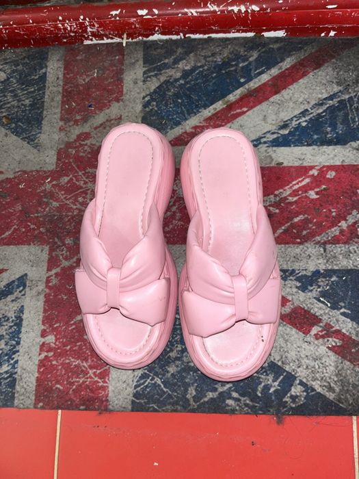 розовые сандали