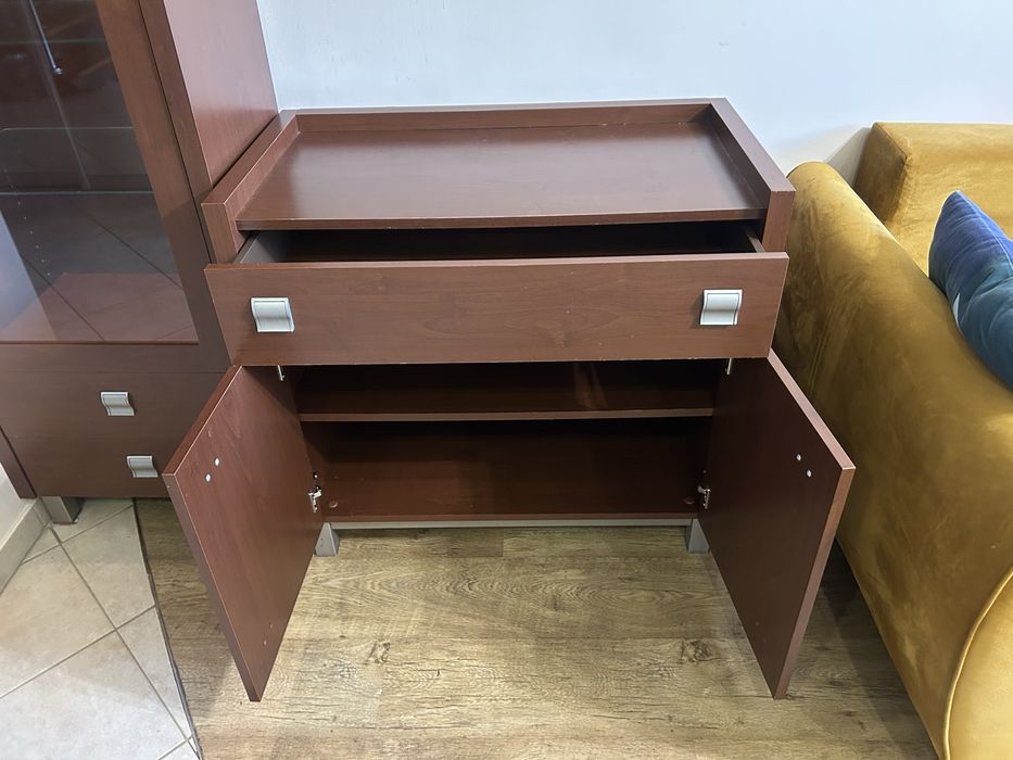 Witryna szklane półki i komoda ciemny orzech