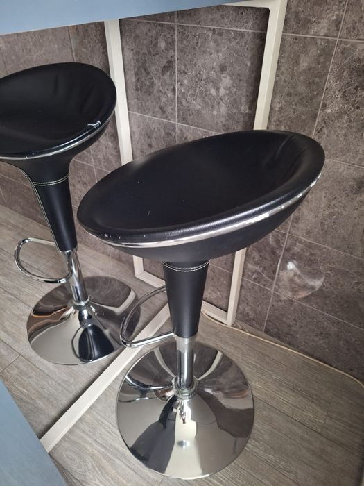 Mesa/Bancada e 2 Bancos de Pé Alto