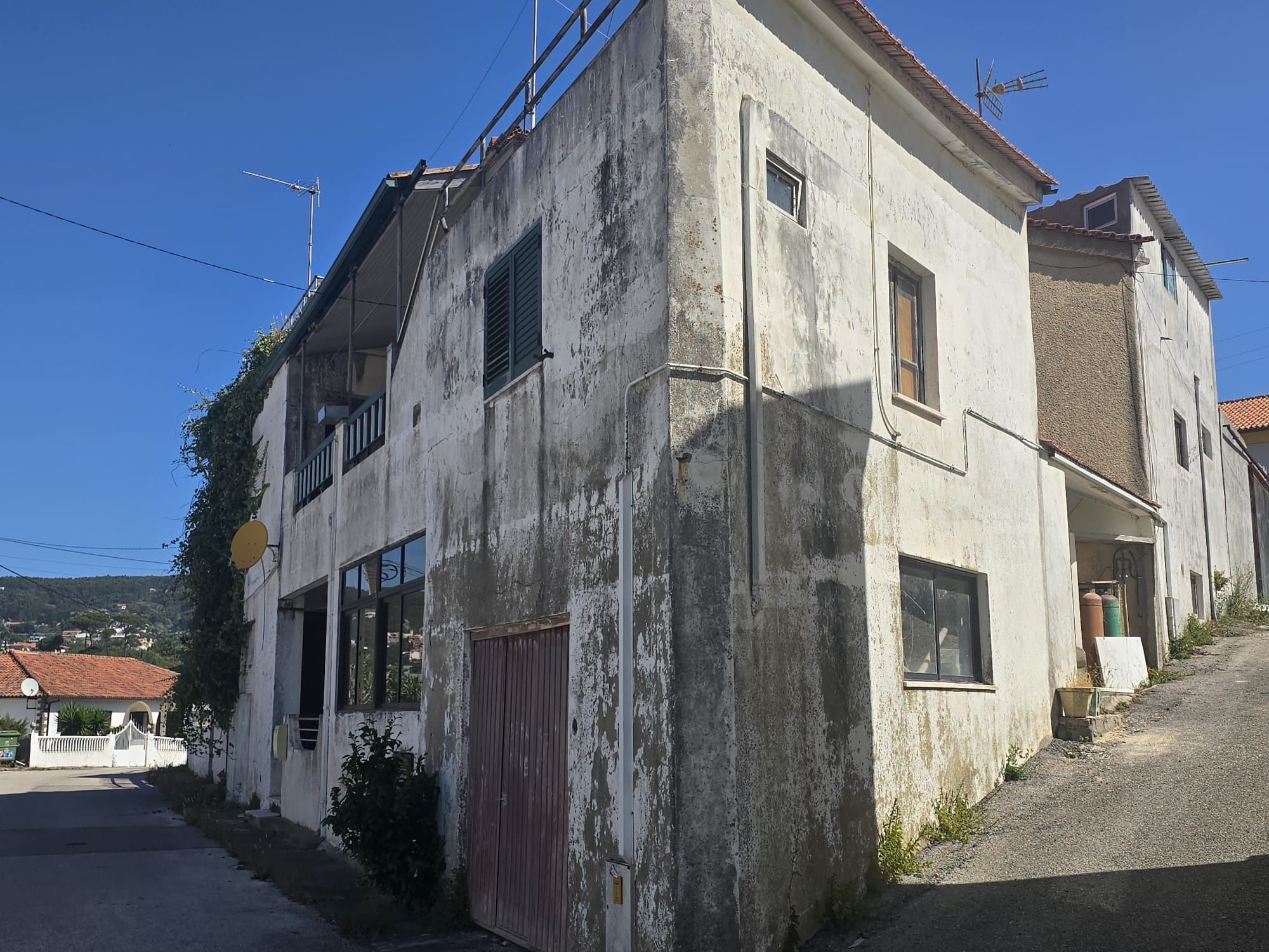 Moradia T6 com 192 m² de terreno em Buarcos – Oportunidade