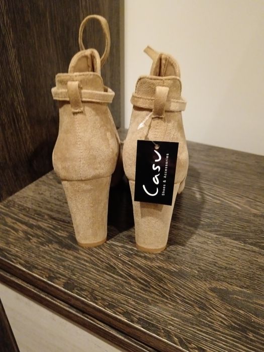 Buty zamszowe w kolorze beżowym