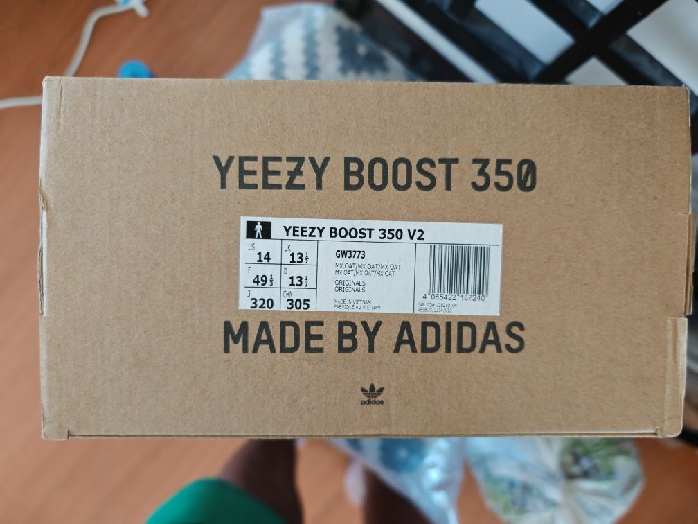 Vendo caixa de yeezy 350.