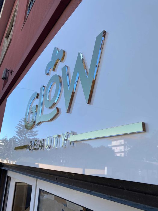 Destaque o seu logótipo utilizando acrílico com ou sem iluminação.