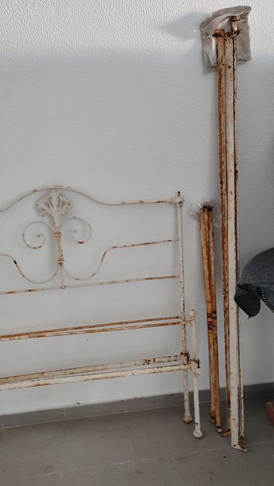 Cama de ferro antiga, de solteiro, vintage para desocupar